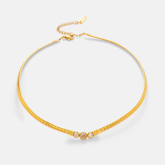 Collier Belinda - chaîne snake dorée et trois zircones - fond blanc
