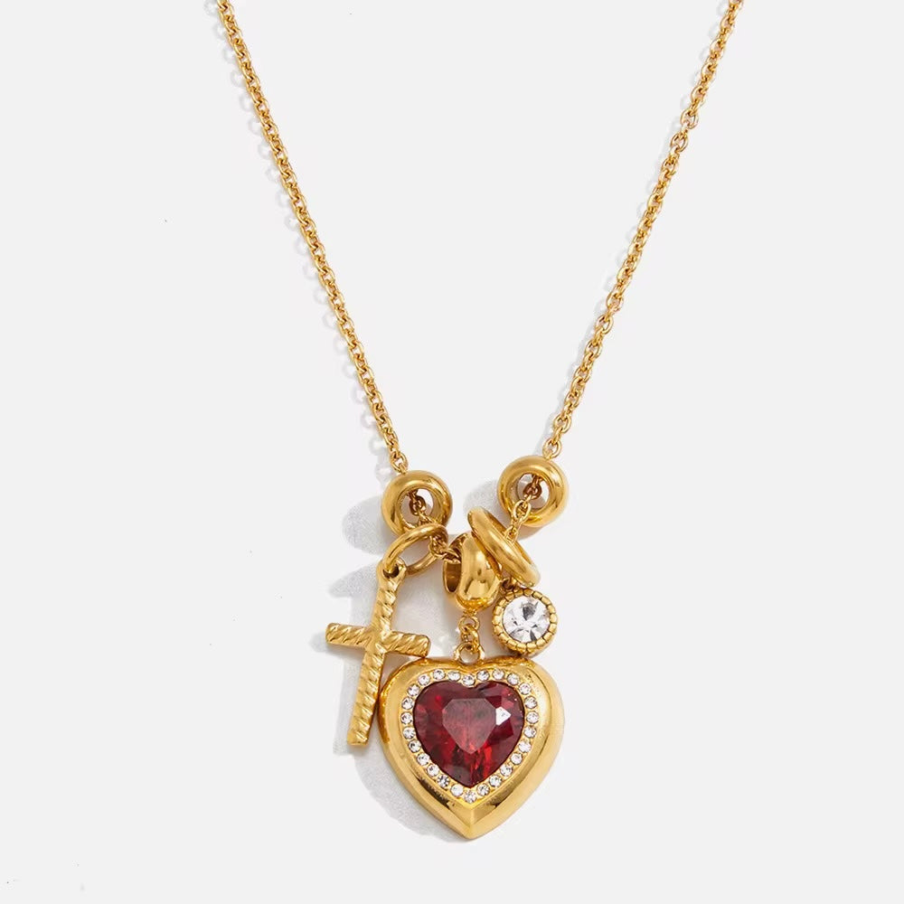 Collier Yeshoua - cœur rouge strass et croix dorée - fond blanc