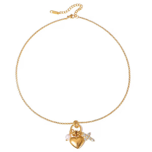 Collier doré cœur perle et croix strass - fond blanc