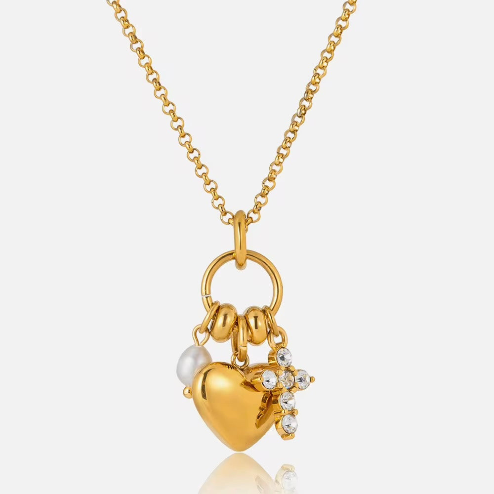 Collier doré cœur perle et croix strass - vue rapprochée