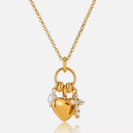 Collier doré cœur perle et croix strass - vue rapprochée
